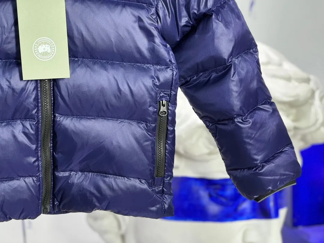 P640 CANADA GOOSE Canada Goose Crofton Children's Down Hoodie Big Goose Down Jacket 5460K Product Features ·This style uses thin channel-filled structural filling: 750-fill duck down, with lightweight fabrics and trims, lightweight and warm, allowing you to move freely ·Decorated with iconic double-stripe reflective details on the back ·Adjustable down hood sewn with reflective trim to enhance warmth and better protect against bad weather ·A weatherproof placket is designed under the two-way zipper to prevent wind and keep warm. The zipper opens from the bottom for increased range of motion and improved breathability. Power Stretch® reflective cuffs are stylish and lightweight, adding wind protection and warmth and making you more visible in low-light environments. Goose I.D. heritage label on the inside. 2 exterior pockets: Hand pockets with zipper closure and tricot fabric at the joints for softness and warmth.